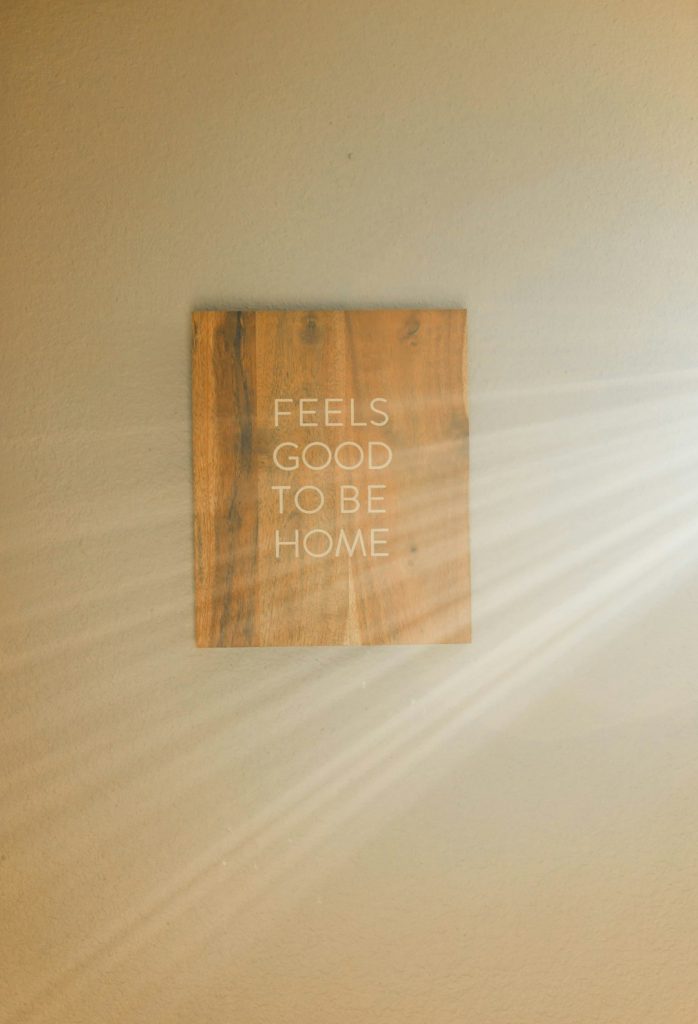 a-wooden-sign-that-reads-feels-good-to-be-home-ze5fqwplobc